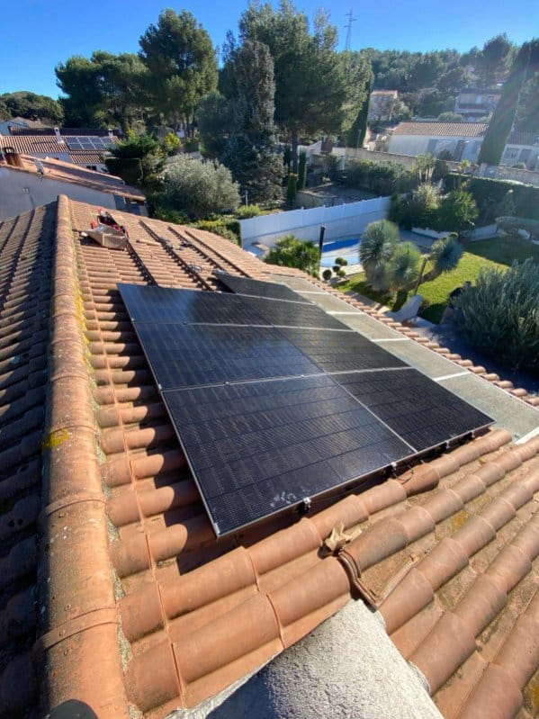 Panneaux solaires sur toit provençal