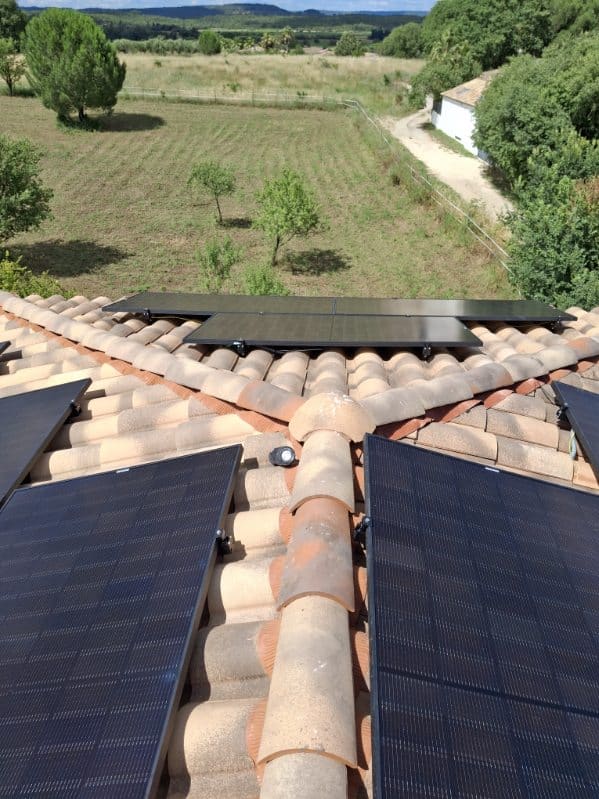 Panneaux solaires en toiture avec vue sur la campagne