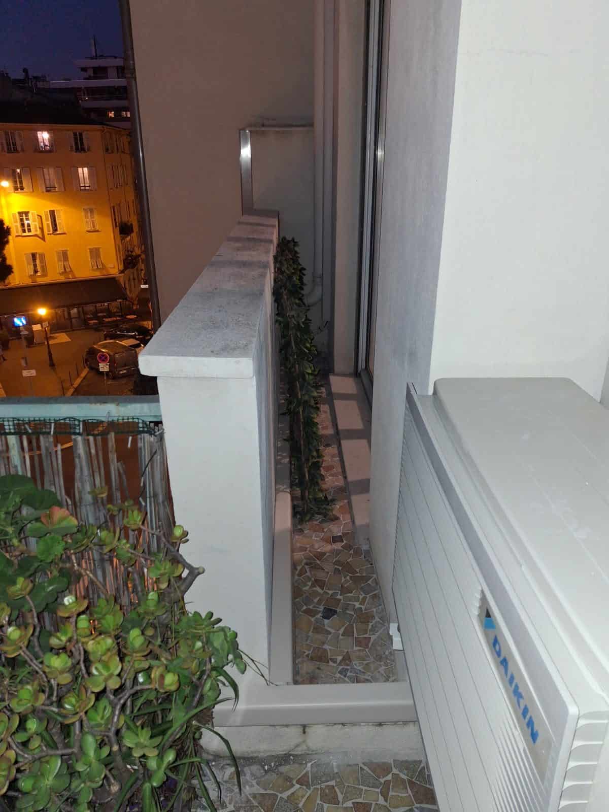 Groupe extérieur de climatisation installé sur le balcon d'un appartement niçois