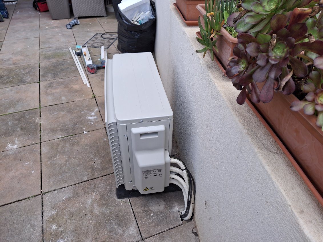 Groupe extérieur de climatisation posé sur la terrasse d'un appartement