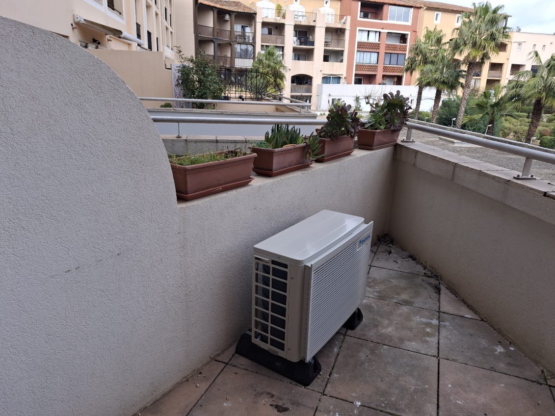 Groupe extérieur de climatisation sur une terrasse, résidence de Saint-Tropez