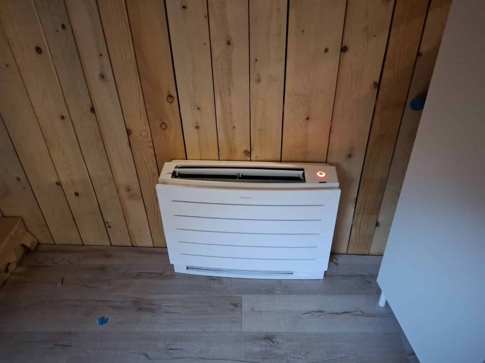 Console de climatisation Daikin dans une pièce rénovée