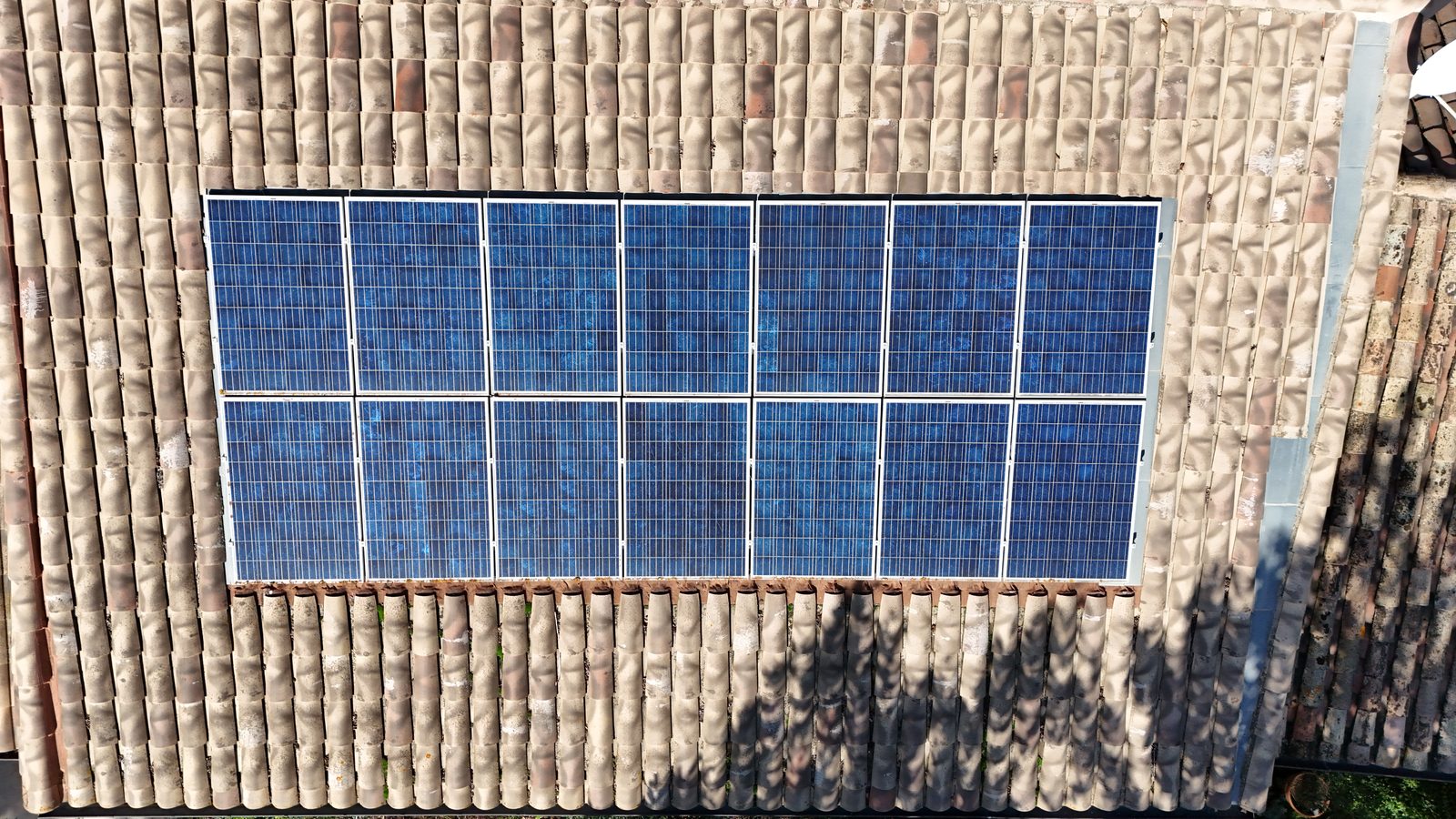 Panneaux photovoltaïques vus du dessus lors d'un contrôle par drone