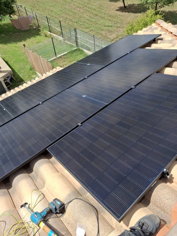 Pose de panneaux photovoltaïques full black sur une toiture en tuiles